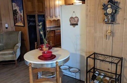 Decaturville Cottage | Frankie's Cottage