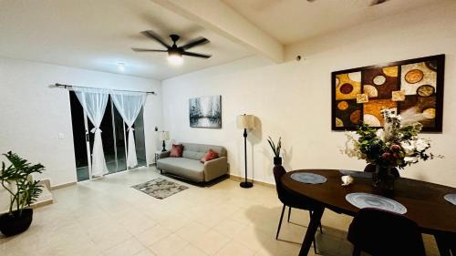 Cancun House | Franks House "Shared House" with Pool