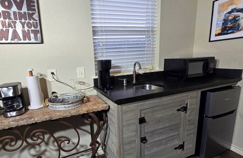 Fredericksburg Apartment | Fredericksburg Stay w/Patio, Fire Pit & Hot tub