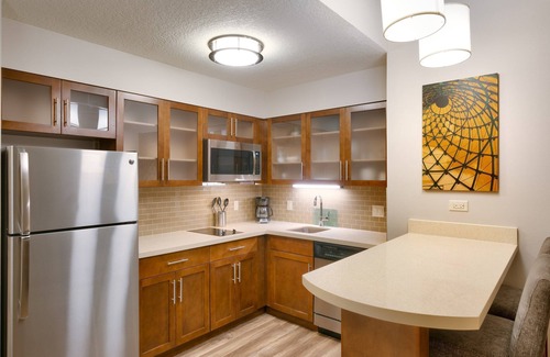 Gainesville Condo | Free Breakfast. 10 Min to U of Florida. Outdoor Pool & Hot Tub.