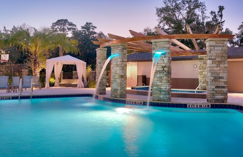 Gainesville Condo | Free Breakfast. 10 Min to U of Florida. Outdoor Pool & Hot Tub.