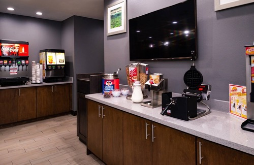 Lake Charles Condo | Free Breakfast. Outdoor Pool. Great for Groups!
