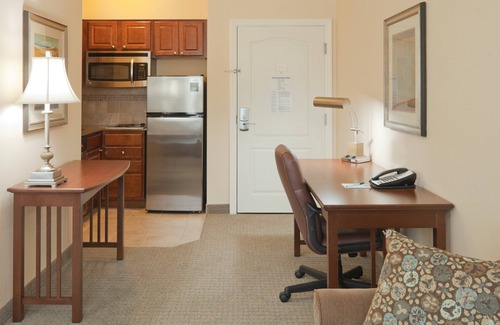Lafayette Apartment | Free Breakfast! Pool & Hot Tub Access! Studio Near Laredo Int'l Airport