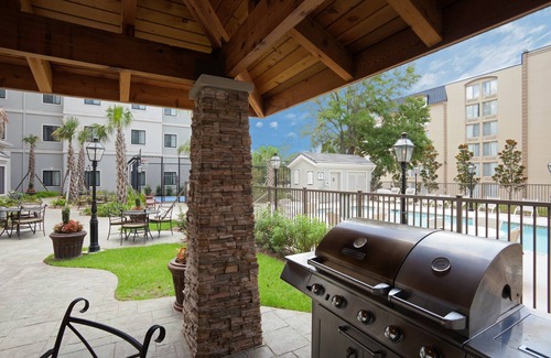 Lafayette Apartment | Free Breakfast! Pool & Hot Tub Access! Studio Near Laredo Int'l Airport