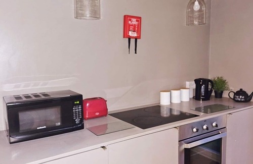 Westbourne Condo | Free Cleaning Stunning 2BR King Bed Portobello M.