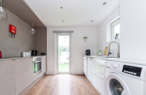 Westbourne Condo | Free Cleaning Stunning 2BR King Bed Portobello M.