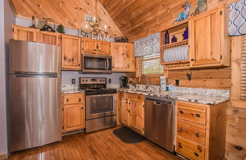 Gatlinburg - Pigeon Forge Cabin | Free Dollywood tickets & more. Cast your cares (and lines) away at Sunset Ridge