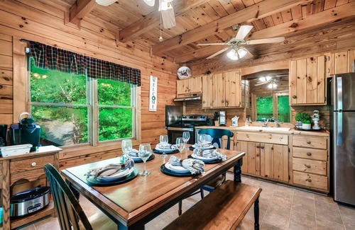 Gatlinburg - Pigeon Forge Cabin | Free Dollywood Tickets/DogFriendly/Secluded