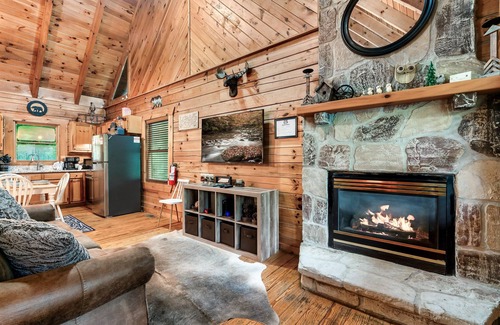Gatlinburg Cabin | Free Dollywood Tix/Arcade/A+Location/Hot Tub