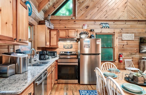 Gatlinburg Cabin | Free Dollywood Tix/Arcade/A+Location/Hot Tub