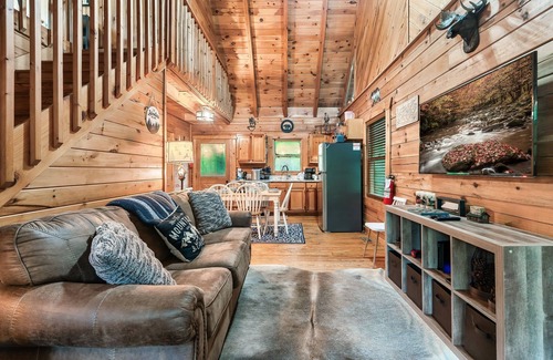 Gatlinburg Cabin | Free Dollywood Tix/Arcade/A+Location/Hot Tub