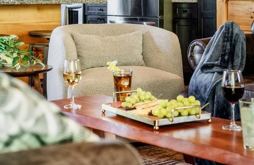 Gatlinburg Cabin | Free Dollywood Tix/Luxe/Spacious/Modern/Game Room