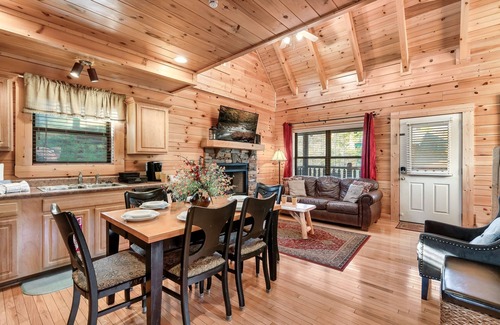 Gatlinburg - Pigeon Forge Cabin | Free Dollywood Tix/Dog Friendly/Pool Table