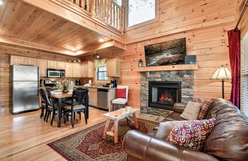 Gatlinburg - Pigeon Forge Cabin | Free Dollywood Tix/Dog Friendly/Pool Table