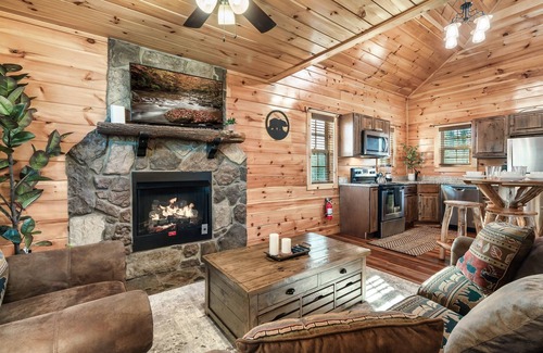 Gatlinburg - Pigeon Forge Cabin | Free Dollywood Tix/Treehouse/Dog Friendly/Couples