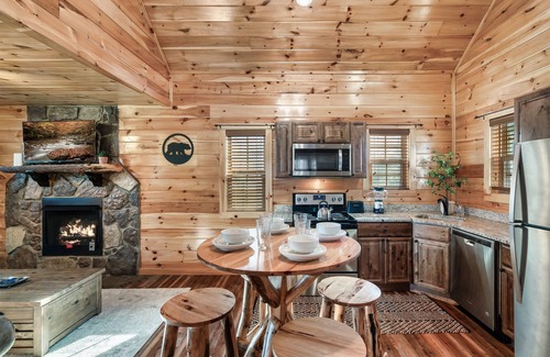 Gatlinburg - Pigeon Forge Cabin | Free Dollywood Tix/Treehouse/Dog Friendly/Couples