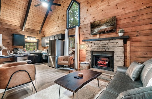 Gatlinburg - Pigeon Forge Cabin | Free Dollywood Tix/Couples Cabin/HotTub/
