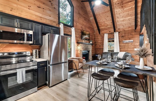 Gatlinburg - Pigeon Forge Cabin | Free Dollywood Tix/Couples Cabin/HotTub/
