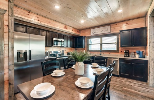 Sevierville Cabin | Free Dollywood Tix/10Min2Dollywood/Dog Friendly