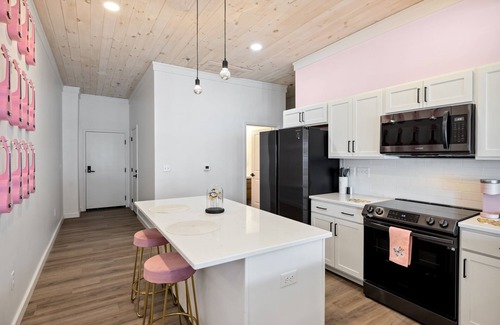 Sevierville Condo | Free Dollywood Tix/Dolly Themed Condo/Downtown