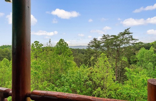 Sevierville Cabin | Free Dollywood Tix/Views/DogFriendly/Gameroom