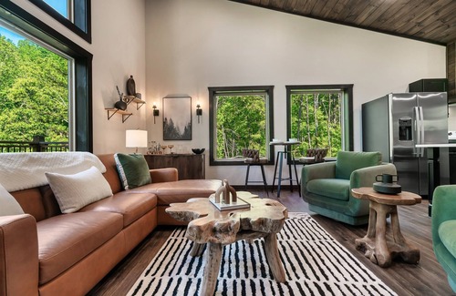 Gatlinburg - Pigeon Forge Cabin | Free Dollywood Tix/Modern/Stylish/Dog Friendly