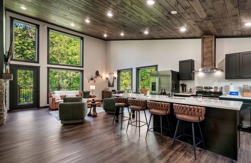 Gatlinburg - Pigeon Forge Cabin | Free Dollywood Tix/Modern/Stylish/Dog Friendly