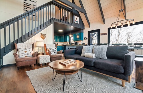 Chalet Village Cabin | Free Dollywood Tix/Views/Dog Friendly/Private