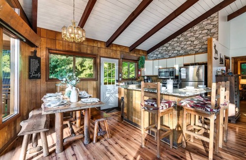 Chalet Village Cabin | Free Dollywood Tix/Views/Hot Tub/Arcade/Spacious