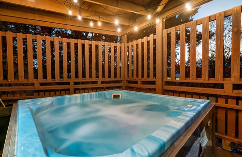 Chalet Village Cabin | Free Dollywood Tix/Views/Hot Tub/Arcade/Spacious