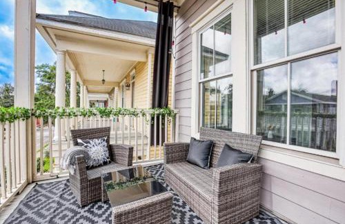 Metropolitan House | Free Early Check-In or Late Check-Out - 5 min to DT - Summer Getaway - Parking - Private Balcony, Telescope