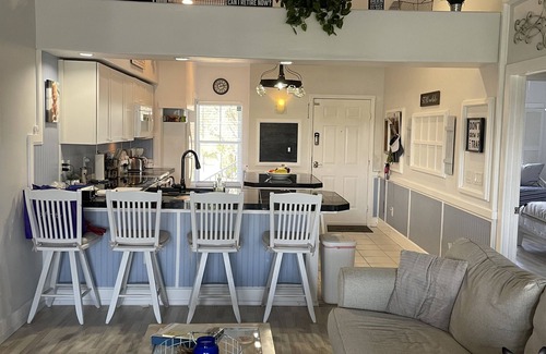Naples Condo | Free GOLF. 2bdrm, 2 bath condo, Walk to Pool, tennis, pickle ball, & restaurant