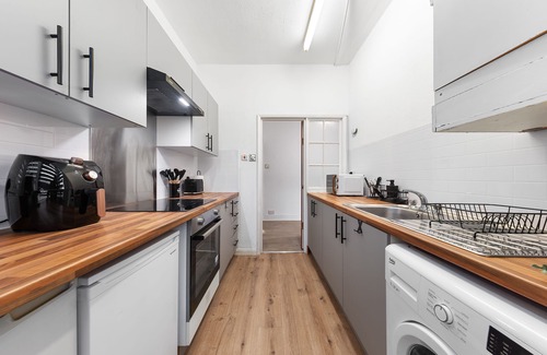 Seven Kings Apartment | FREE PARKING 1 charming BDR Flat centrally located ALL inclusive - Sleeps 3