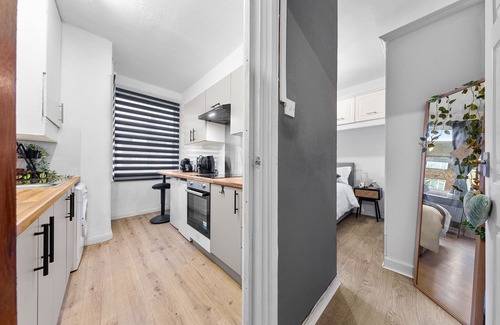 Seven Kings Apartment | FREE PARKING 1 charming BDR Flat centrally located ALL inclusive - Sleeps 3