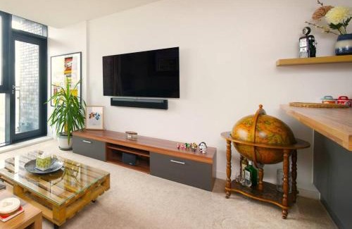 Irlam Apartment | Free parking- Central water-side apartment