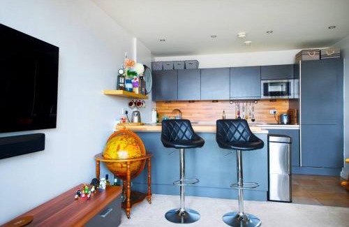 Irlam Apartment | Free parking- Central water-side apartment