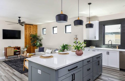 Holly House | Free Parking, Eastside | Palisander - Portoro