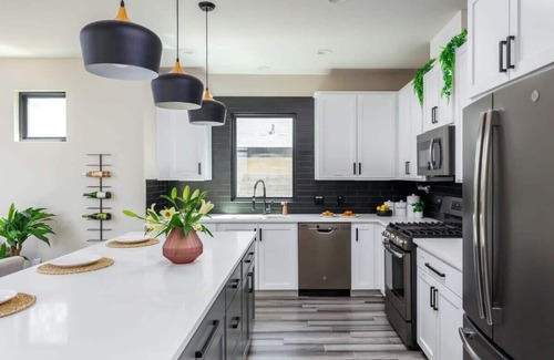 Holly House | Free Parking, Eastside | Palisander - Portoro