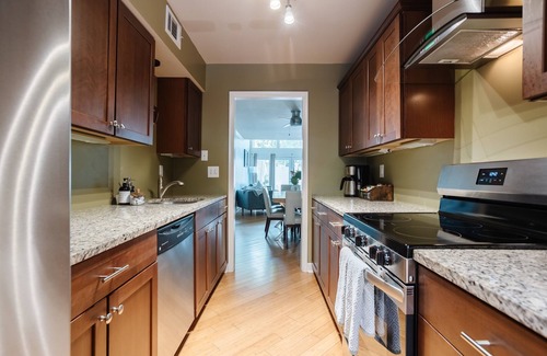 Hitch Village - Fred Wessels Homes House | Free Parking|Full Kitchen|Walkable|W/D|Balcony|A/C