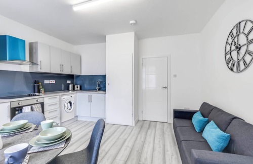 Luton Apartment | Free Parking Ground Floor Apartment 5min by car to Local Train Station to London