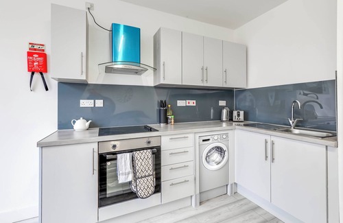 Luton Apartment | Free Parking Ground Floor Apartment 5min by car to Local Train Station to London