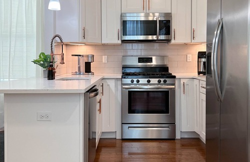 Constable Hook Apartment | *Free Parking* King Beds near NYC & EWR, Sleeps 12