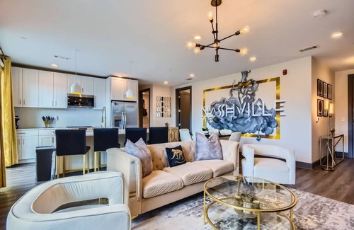 Rutledge Hill Condo | FREE Parking| WALK to Broadway| King| Fitness CTR!
