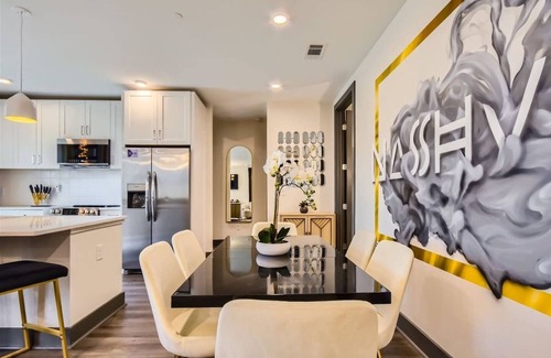 Rutledge Hill Condo | FREE Parking| WALK to Broadway| King| Fitness CTR!