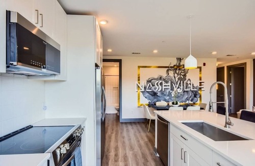 Rutledge Hill Condo | FREE Parking| WALK to Broadway| King| Fitness CTR!