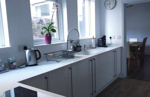 Lancaster House | Free Parking/WiFi, 3 Beds sleep 6 near Uni & Town!