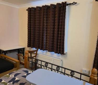 Colchester House | Free Parking WiFi Fresh linens x4