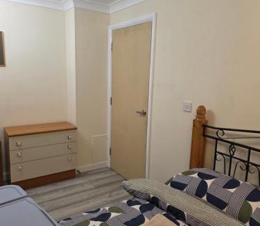 Colchester House | Free Parking WiFi Fresh linens x4