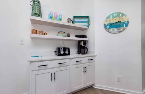 Duck House | FREE Pool Heat, Hot Tub, & Short Walk to Beach!