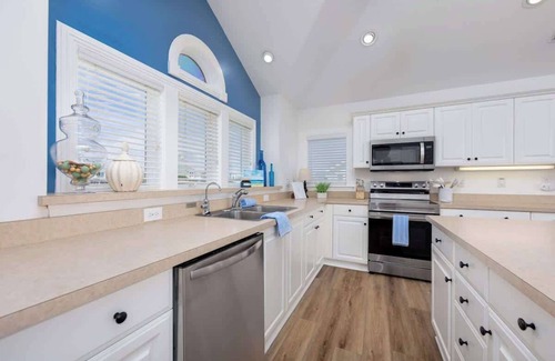 Whalehead Beach House | FREE Pool Heat, Hot Tub and 3Min Walk to Beach!